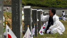 지난 2010년 5·18 민중항쟁 30주년 기념식을 하루 앞둔 17일 오전 광주 북구 운정동 국립 5·18 민주묘지를 찾은 유족들이 비석 앞에서 울고 있다.