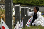 지난 2010년 5·18 민중항쟁 30주년 기념식을 하루 앞둔 17일 오전 광주 북구 운정동 국립 5·18 민주묘지를 찾은 유족들이 비석 앞에서 울고 있다.