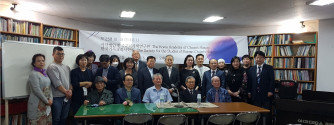 한국교회사학연구원 월례세미나 참석자들이 단체사진을 찍고 있다.