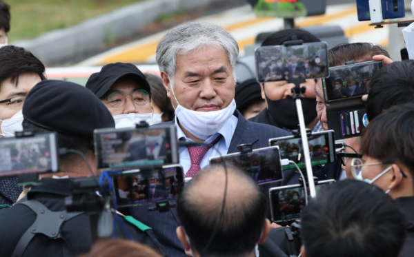 공직선거법 위반 등 혐의로 구속된 한국 기독교총연합회 회장 전광훈 목사가 지난달 20일 오후 경기도 의왕시 서울구치소에서 보석으로 풀려나고 있다. 지난 2월 24일 구속된 전 목사는 56일 만에 석방됐다. ⓒ 뉴시스