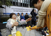 제1421차 일본군 성노예제 문제해결을 위한 정기 수요시위가 열린 8일 서울 종로구 옛 주한일본대사관 앞에서 위안부 피해자인 이용수 할머니가 참가자들을 안아주고 있다.
