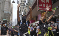 홍콩 시내 중심가에서 24일 시위 참가자들이 중국의 홍콩 국가보안법 제정에 반대하는 시위를 벌이고 있다. 이들이 펼쳐 보이고 있는 다섯개 손가락과 한개의 손가락은 &#034;5대 요구 사항을 단 하나라도 빼지 말고 모두 이행하라&#034;는 뜻이다. 시위대의 5대 요구는 송환법 공식 철회, 경찰 강경 진압 책임자 문책, 시위대를 ‘폭도’로 규정한 입장 전면 철회, 체포된 시위대 석방, 행정장관 직선제 실시다. 