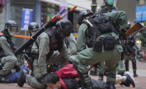 지난 24일 홍콩 코즈웨이베이에서 중국의 국가보안법 제정에 반대하는 시위가 열린 가운데 경찰이 시위대를 진압하고 있다. 