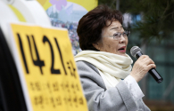 제1421차 일본군 성노예제 문제해결을 위한 정기 수요시위가 열린 지난 1월8일 서울 종로구 옛 주한일본대사관 앞에서 위안부 피해자 이용수 할머니가 발언을 하고 있다. 