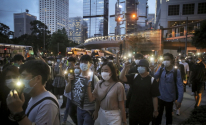  홍콩 &#039;범죄인 인도 법안(송환법)&#039; 반대 1주년 시위가 9일 도심 곳곳에서 벌어진 가운데 시위대가 휴대전화 불빛을 밝히고 시위를 벌이고 있다. ⓒ 뉴시스
