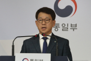 여상기 통일부 대변인이 10일 서울 종로구 정부서울청사에서 &#039;박상학 자유북한운동연합 대표와 박정오 큰샘 대표를 남북교류협력법 위반으로 고발하고, 법인 설립 허가취소 절차에 착수하기로 했다&#039;며 브리핑을 하고 있다.