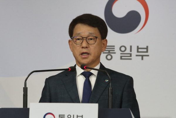 여상기 통일부 대변인이 10일 서울 종로구 정부서울청사에서 '박상학 자유북한운동연합 대표와 박정오 큰샘 대표를 남북교류협력법 위반으로 고발하고, 법인 설립 허가취소 절차에 착수하기로 했다'며 브리핑을 하고 있다.