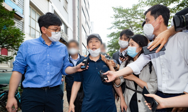 자유북한운동연합 박상학 대표가 기자들의 질문에 답하고 있다.