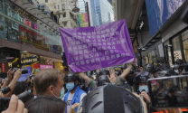 1일 홍콩 도심에서 한 경찰관이 시위대에 자색 경고 깃발을 들어 보여주고 있다. 이날 처음으로 등장한 이 경찰 경고