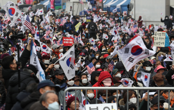 과거 서울 광화문광장에서 열린 정부 규탄 집회. 시민들이 마스크를 쓴 채 집회에 참여하고 있다. ⓒ 뉴시스