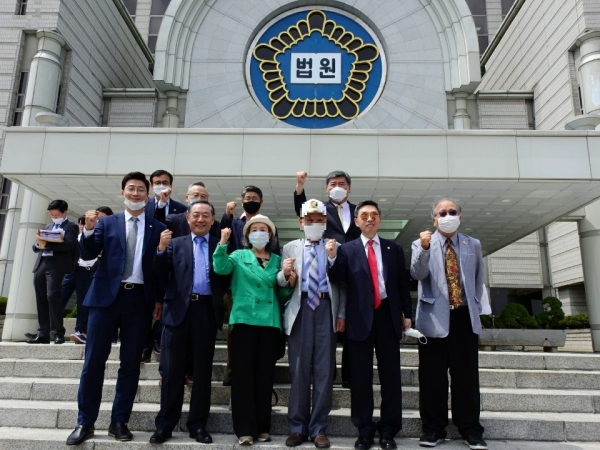 법원 중앙계단에서 승소의 기쁨을 누리며 사진촬영하는 국군포로와 물망초 변론대리인들.