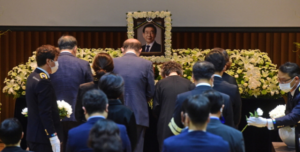 13일 서울 중구 서울시청에서 열린 고 박원순 서울특별시장 영결식에서 유가족들이 헌화를 하고 있다.