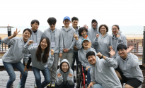 외국인에게 전화로 한국어를 가르치는 사회적기업 ‘코리안앳유어도어’ 소속 장애인 한국어 교원들과 임직원