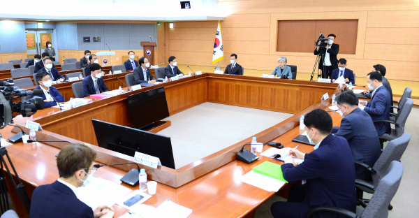 강경화 외교부 장관이 28일 서울 종로구 외교부에서 열린 '제7차 외교전략조정 통합분과회의'에 참석해 발언하고 있다.