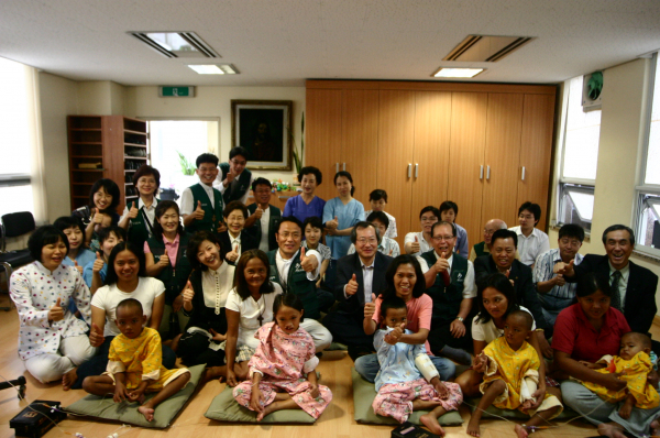 구순구개열 치료를 위해 한국으로 데려온 아시아 어린이들