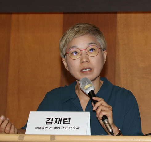 김재련 법무법인 온-세상 대표 변호사가 지난 22일 오전 서울의 한 모처에서 열린 '박 시장에 의한 성폭력 사건 피해자 지원단체 2차 기자회견'에 참석해 발언하고 있다. ⓒ 뉴시스