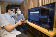 삼성전자 상품전략팀 직원(오른쪽)이 서울 관악구에 위치한 실로암 시각장애인 복지관에서 한 시각 장애인에게 삼성전자 스마트TV의 접근성 기능에 관해 설명하고 있다.
