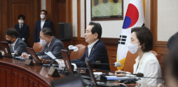 정세균 국무총리가 28일 서울 종로구 정부서울청사에서 열린 국무회의에 참석해 발언하고 있다. 