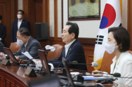 정세균 국무총리가 28일 서울 종로구 정부서울청사에서 열린 국무회의에 참석해 발언하고 있다. 