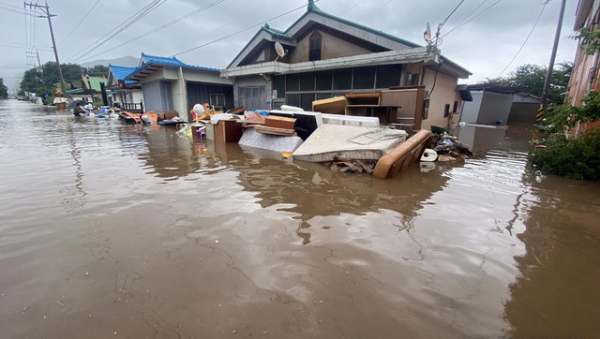5일 강원도 철원군 김화읍 생창리 일대에 폭우가 내리며 주택이 침수되자 주민들이 떠내려 가는 가재도구 등이 떠내려 가고 있다.