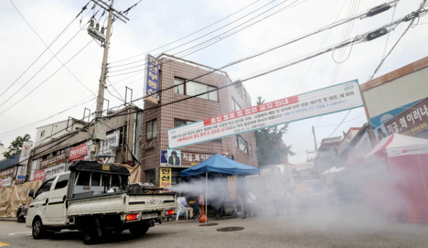 성북구 보건소 방역 관계자들이 20일 오전 서울 성북구 사랑제일교회 앞 도로에서 방역을 하고 있다.