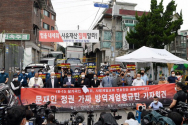 8.15 참가국민 비상대책위원회와 사랑제일교회 변호인단 등 관계자들이 21일 오전 서울 성북구 사랑제일교회 앞에서 기자회견을 하고 있다. 