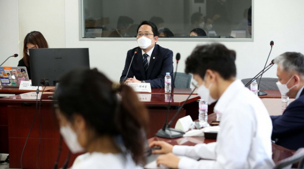 최대집 대한의사협회 회장이 3일 서울 용산구 대한의사협회 용산임시회관 회의실에서 열린 범의료계 4대악 저지투쟁 특별위원회 3차회의 시작에 앞서 자리에 앉아 있다.