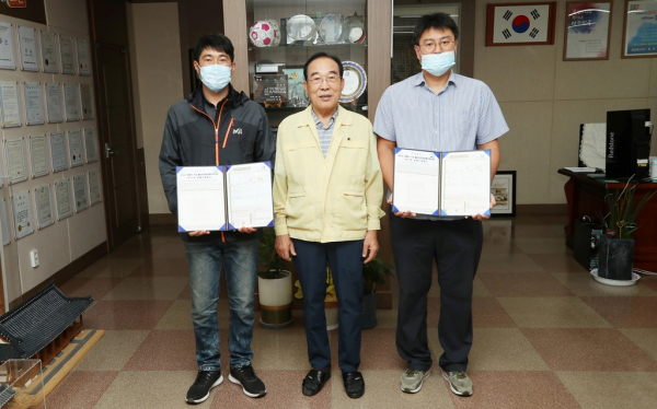 다둥이 가구에 연금보험증서 전달하는 정상혁 보은군수