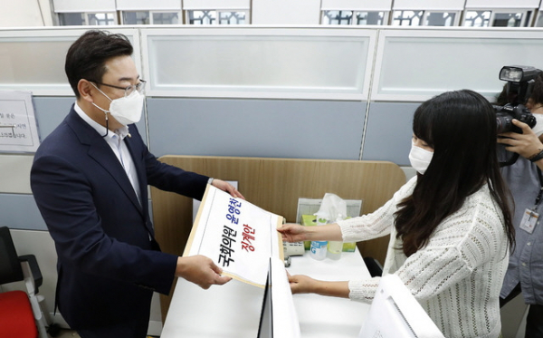 김성원 국민의힘 원내수석부대표가 11일 서울 여의도 국회 의안과에서 윤영찬 더불어민주당 의원에 대한 징계안을 제출하고 있다. 