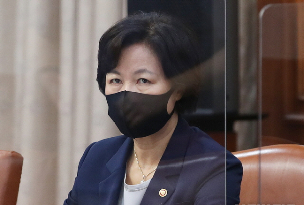 서울 종로구 정부서울청사에서 열린 국무회의에 참석해 자리한 추미애 법무부 장관. ⓒ 뉴시스