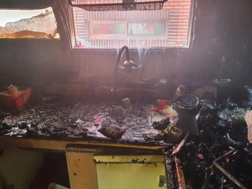 지난 14일 오전 11시16분께 인천시 미추홀구의 한 빌라 건물 2층에서 불이나 A군과 동생 B군이 중상을 입었다. 사고는 어머니가 집을 비운 사이 형제가 단둘이 라면을 끓여먹으려다 발생한 것으로 조사됐다.(사진은 인천소방본부 제공)