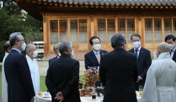 정세균 국무총리가 24일 오후 서울 종로구 국무총리 공관에서 '코로나19 극복을 위한 종교계와의 대화'란 주제로 열린 제19차 목요대화 앞서 환담을 나누고 있다.