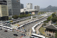 신종 코로나바이러스 감염증(코로나19) 전파 우려로 일부 보수단체의 개천절 집회가 전면 금지된 지난 3일 서울 광화문광장 일대가 경찰 봉쇄돼 있다. 경찰은 이날 서울 도심에 검문소 90개소를 설치하고 800여명의 경력을 동원했다. 21개 기동대 등 부대 인력도 배치됐다. ⓒ 뉴시스