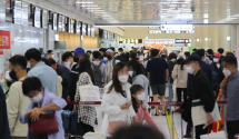 추석 연휴 마지막날인 지난 4일 오전 제주국제공항 3층 국내선 출발층 발권창구에 귀경에 나선 관광객들의 발걸음이 이어지고 있다. ⓒ 뉴시스