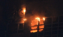 지난 8일 오후 11시 7분께 울산시 남구 신정동의 한 33층짜리 주상복합 아파트에서 큰 불이 발생, 불꽃이 칫솟고 있다.