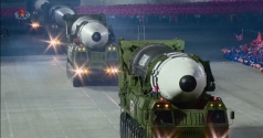 북한 조선중앙TV가 10일 오후 방송한 노동당 창건 75주년 경축 열병식에서 신형 대륙간탄도미사일(ICBM)이 공개되고 있다. 조선중앙TV캡춰.