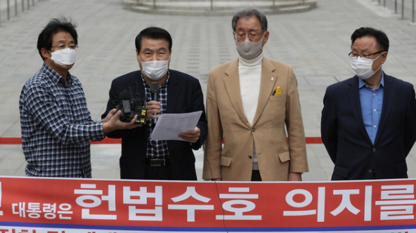 8·15시민비상대책위원회가 16일 오후 서울 광화문광장에서 헌법상 집회와 예배 자유 침해 금지에 대한 정부 비판 기자회견을 열고 오는 18일 야외 집회를 진행하지 않을 예정이며 25일 등 이후 주말 집회 금지 통고에 대해 옥외집회금지처분취소소송과 집행정지 신청하겠다고 밝히고 있다. ⓒ 뉴시스