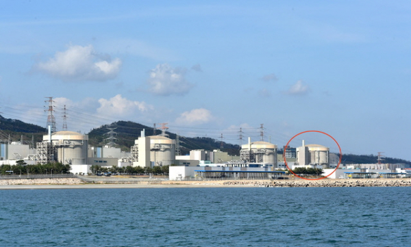 감사원이 '월성 1호'기 조기 폐쇄 타당성 관련 감사보고서 의결을 다시 시도하기로 한 19일 오후 경주시 양남면 월성원자력발전소에 운전이 영구정지된 '월성 1호기'가 보이고 있다. 2020.10.19.lmy@newsis.com