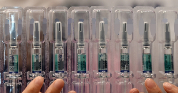 독감백신 접종후 사망신고가 잇따르고 있는 가운데 22일 경기 수원시 한 병원에서 의료진이 시민들에게 접종할 백신을 준비하고 있다.
