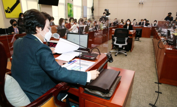 정춘숙 국회 여가위원장이 27일 오전 서울 여의도 국회에서 열린 여성가족위원회의 여성가족부 등에 대한 국정감사에서 의사봉을 두드리고 있다.ⓒ 뉴시스