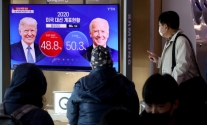 미국 대선 투·개표가 진행 중인 4일 오전 서울 용산구 서울역에서 시민들이 미국 대선 뉴스를 시청하고 있다. 