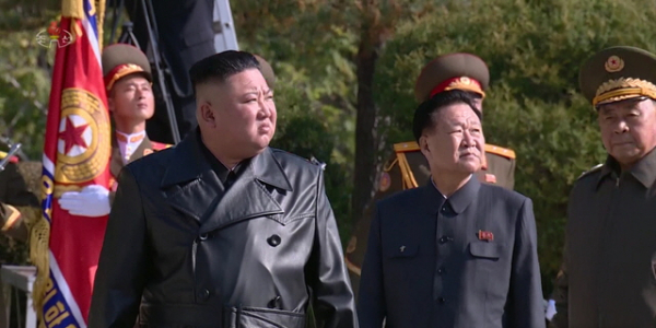 김정은 북한 국무위원장이 중국인민군의 한국전쟁 참전 70주년을 맞아 평안남도 회창군에 있는 인민군 전사자묘를 참배했다고 지난달 22일 조선중앙TV가 보도한 모습. ⓒ 조선중앙TV캡춰