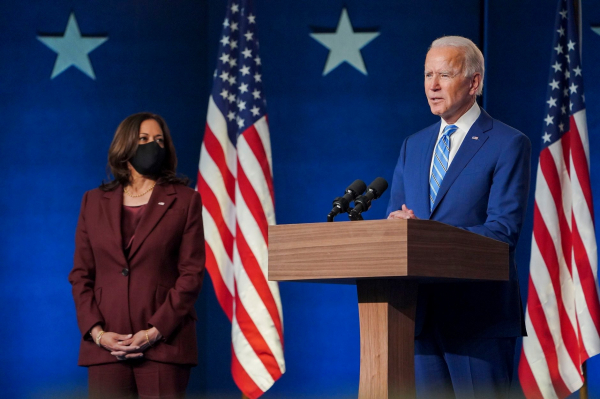 연설하던 조 바이든 미국 대통령 당선자(오른쪽)와 카멀라 해리스 부통령 당선자.