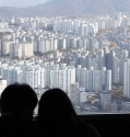 새 임대차법 시행 이후 최근 3개월 동안 서울의 아파트 평균 전셋값이 3750만원 넘게 오른 것으로 조사됐다. 2일 KB국민은행 부동산 리브온의 월간 KB주택가격동향 자료에 따르면 지난달 서울의 아파트 평균 전셋값은 5억3677만원으로, 조사 이후 처음 5억원을 넘겼던 8월(5억1011만원)과 비교해 3756만원(7.5%) 올랐다. 사진은 서울 영등포구 63아트 전망대에서 바라본 서울 아파트의 모습. ⓒ 뉴시스