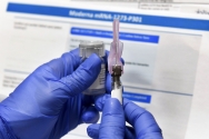 지난 7월27일 미 뉴욕주 빙엄튼에서 한 간호사가 미 국립보건원(NIH)과 모더나사가 공동 개발한 신종 코로나바이러스 감염증(코로나19) 백신 실험을 위해 백신 주사를 준비하고 있다. 