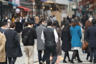 16일 서울 확진자가 90명에 이르고, 중앙재난안전대책본부가 &#039;사회적 거리두기 1.5단계 격상 방안&#039;을 발표한 17일 서울 광화문 일대 도로에서 직장인들이 점심식사 후 직장으로 돌아가고 있다. 