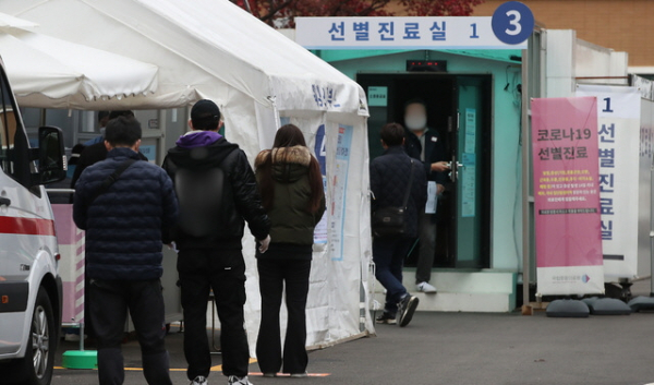 코로나19 신규확진자가 363명 늘어나며 사흘째 300명대를 넘긴 20일 오후 서울 중구 국립중앙의료원 선별진료소에서 출국예정자와 시민들이 코로나19 검사를 받기 위해 기다리고 있다.