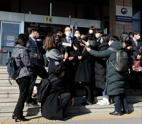 윤석열 검찰총장 측 법률 대리인 이완규 변호사가 1일 오전 경기 과천 정부과천청사에서 열린 법무부 감찰위원회 임시회의에 참석해 의견진술을 마친 뒤 청사를 나서며 취재진 질문에 답변하고 있다. ⓒ 뉴시스