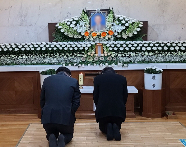 이낙연 더불어민주당 대표가 4일 한 병원 장례식장에 마련된 당 대표 비서실 부실장 이모 씨의 빈소를 조문하고 있다.