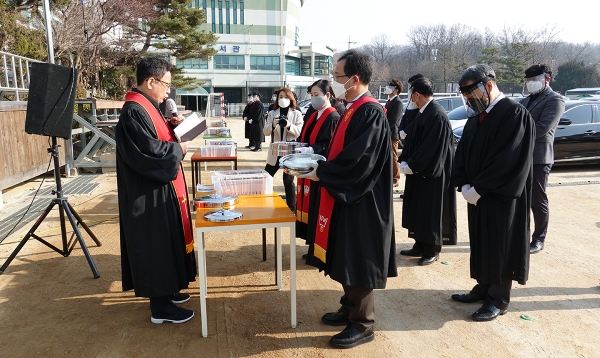 서울씨티교회 드라이브인 송구영신예배와 성찬예식